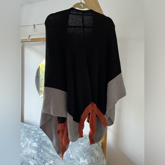 GOODNIGHT MACAROON “Kayla” Colorblock Shawl, Size L - Picture 3 of 4